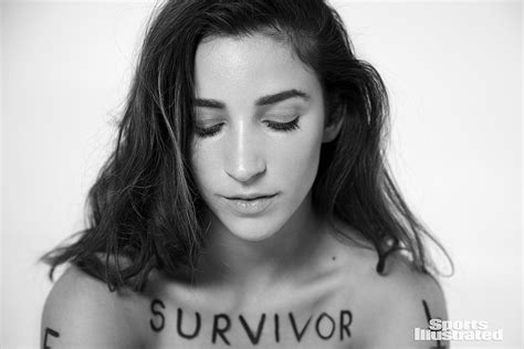 Aly Raisman Poses Nude for SI Swimsuit & Sends Powerful。